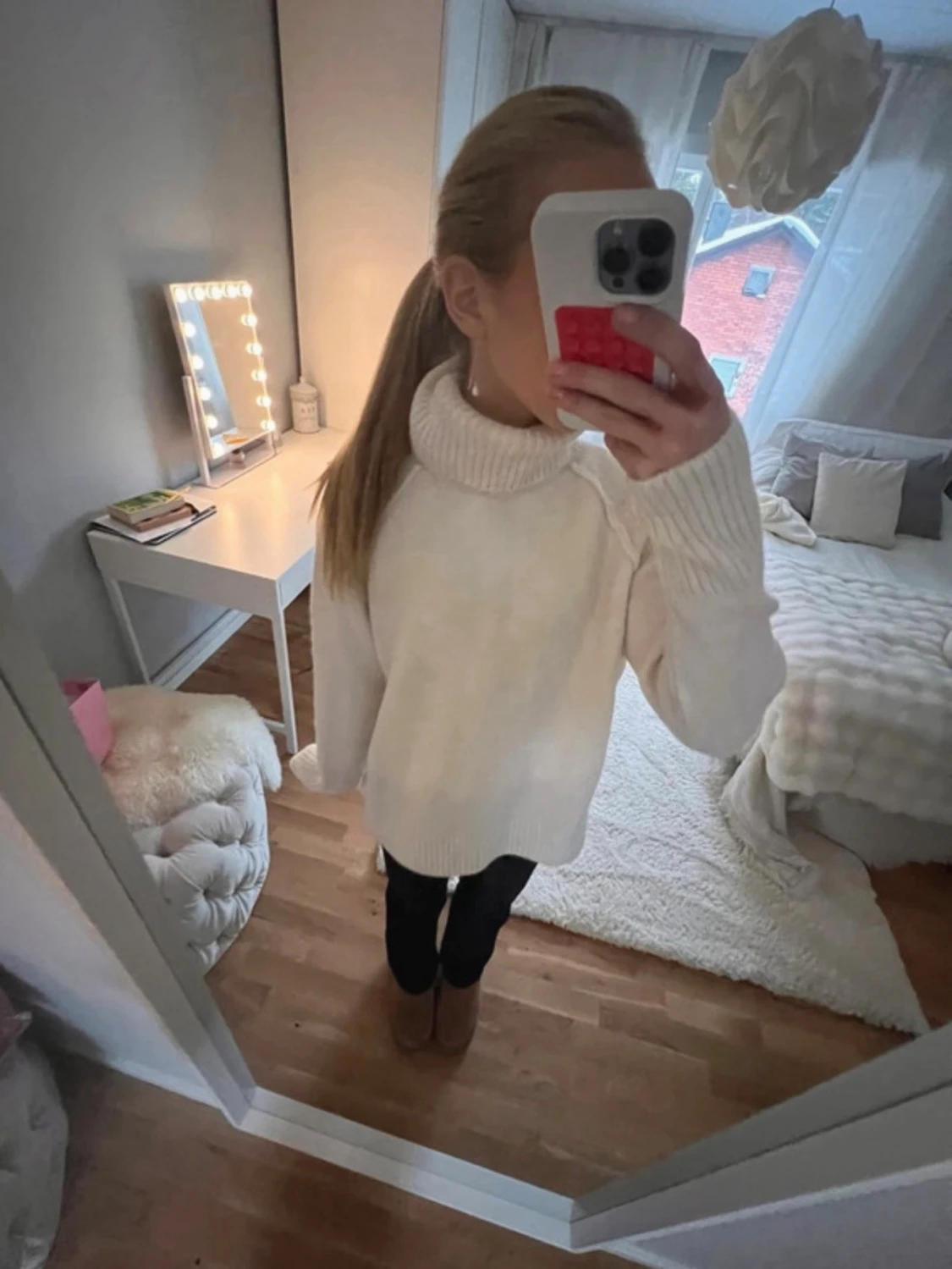 Vit polotröja i stickat material