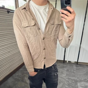 Hollister stickad Overshirt  - Riktigt skön och mycket fint skick! Nypris ca 800kr. Passar dig som är 165-175cm ungefär. Skriv för mer information!🤝