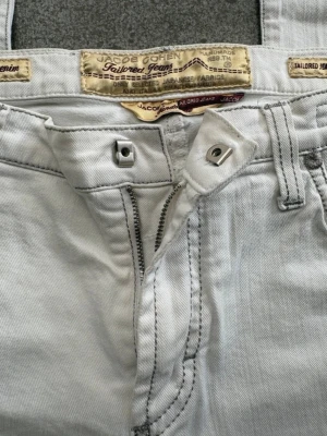 Jacob Cöhen Jeans vita  - Nu säljer jag mina Jacob Cöhen byxor för min mamma. Då de inte passar henne längre, Passar även män. Snabb leverans såklart och vid snabb affär kan priset bli lägre ✅ storlek S, Jag tar gärna emot bud, frågor😊 