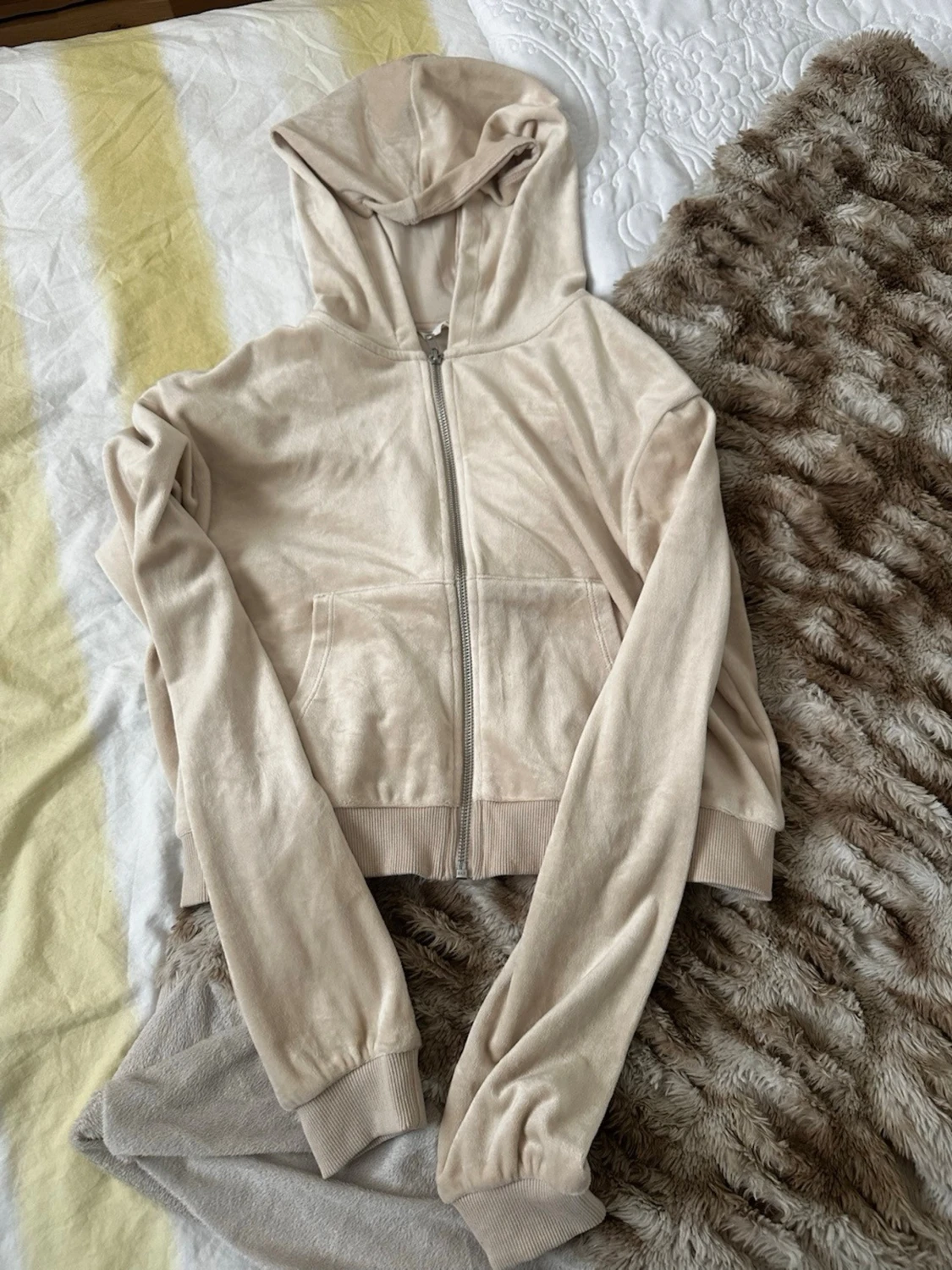 Beige zip-hoodie i mjuk velour