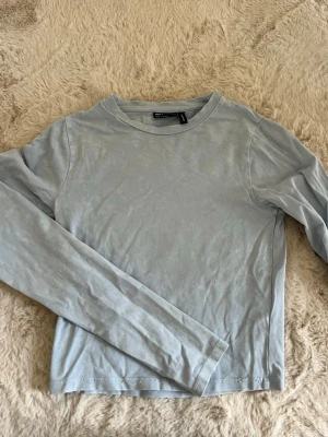 Ljusblå långärmad topp från ASOS - En enkel och stilren ljusblå långärmad topp från ASOS DESIGN. Storlek XS 