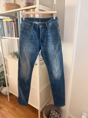 NEUW jeans - Snygga oanvända jeans ifrån märket NEUW som är ett klassiskt märke med bra koll på jeans. Slim modell och inga defekter.