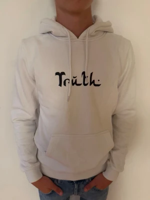 Mister tee hoodie - Säljer en mister tee hoodie i storlek S, modellen är ca 175 cm lång. Hör av er vid funderingar!