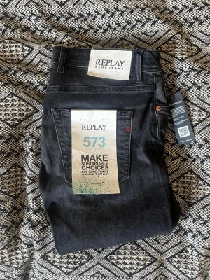 Replay 573 - Ett par sprillans nya Replay jeans. Aldrig använda. För mig info, slå en pling! 👏🏼 Mvh SecondTreasures. 