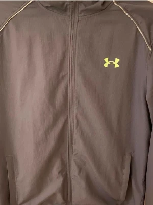 Under armour windbreaker - Sällsynt modell, litet hål där bak,
