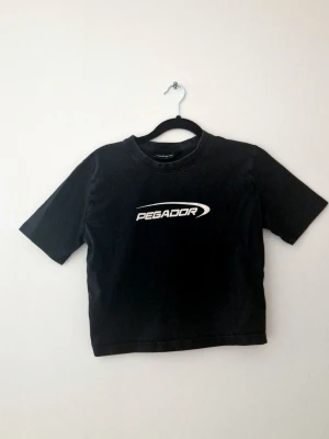 Pegador Babytee - Använd fåtal gånger. Säljer då den är för liten för mig. Har en svart washed look.