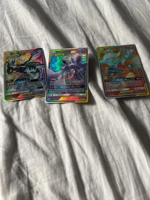 Pokémon GX Tag Team kort, 3-pack - Säljer ett 3-pack Pokémon GX Tag Team samlarkort med färgstarka holografiska motiv. Korten visar populära Pokémon som Charizard, Mewtwo och andra i coola duos. Perfekt för samlare eller dig som vill boosta din kortlek.