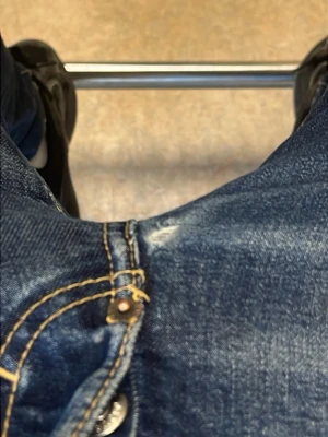 Jeans - Hej, jag säljer mina jeans dom har lite defekter men inget man märker av som ni ser annars utan de är dom i topp skick dom är äkta och pris kan diskuteras 