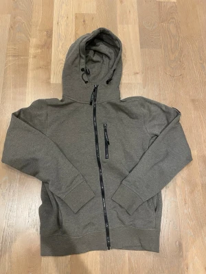 Mörkgrön hoodie med dragkedja - Säljer denna Mörkgröna Lagency hoodie då den inte kommer till användning. Inga defekter, fraktas inom 24 timmar efter köp📦