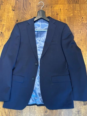 Kostym - Säljer min kostym i storlek slim fit (44). I detta köp tillkommer även kostym byxor i storlek 29/32