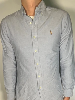 Ralph Lauren skjorta - Säljer en riktigt snygg och trendig Ralph Lauren skjorta i fint skick, storlek S, vid frågor är det bara att skriva //Gramenti