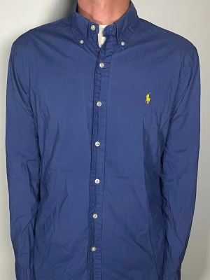 Ralph Lauren skjorta - Säljer en riktigt snygg och trendig Ralph Lauren skjorta i fint skick, storlek S, vid frågor är det bara att skriva //Gramenti