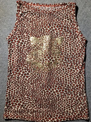 Leopardmönstrat linne med gulddetalj - Snyggt leopardmönstrat linne med ett stort guldfärgat tryck av ett kattdjur på bröstet. Linnet har ärmlös design och är gjort i ett mjukt, stretchigt material. Perfekt för dig som gillar djurmönster och vill sticka ut. Storlek xs-s. 