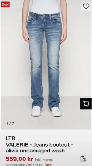 Lågmidjade jeans - Säljer ett par blå Lågmidjade bootcut jeans från LTB, modell VALERIE. Fortfarande i bra skick. Storlek 30x32, passar mig som har M