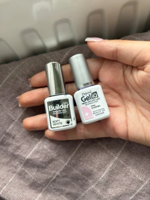 Depend Gel Builder & Gel iQ Nagellack - Två nagellack från Depend: Builder Gel i färgen Soft White och Gel iQ i nyansen Starlight. Båda kommer i små flaskor med silverfärgade lock och är perfekta för att skapa snygga gelnaglar hemma. Passar dig som gillar ljusa och neutrala toner.