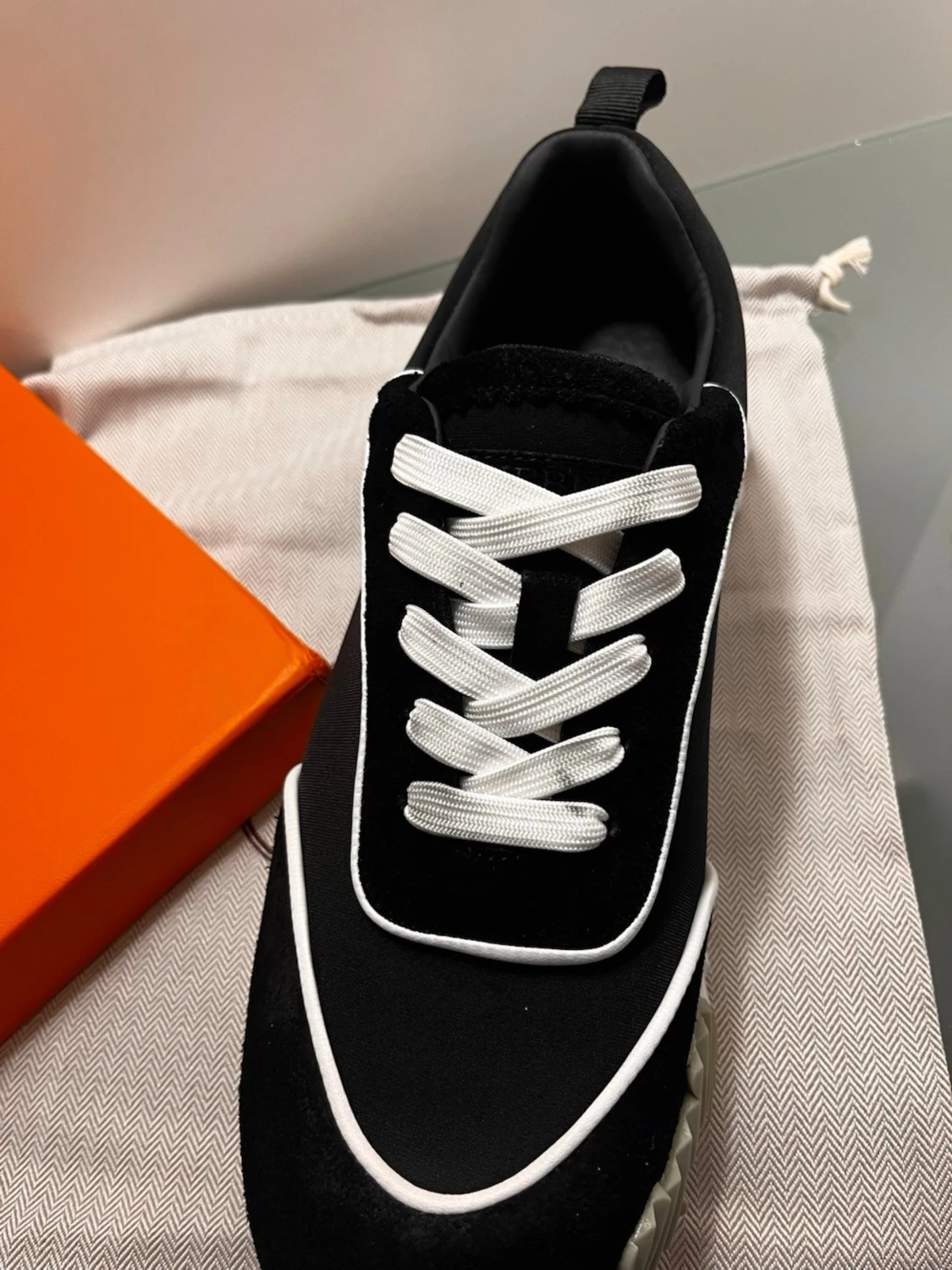 Svarta  sneakers med vit sula - 2