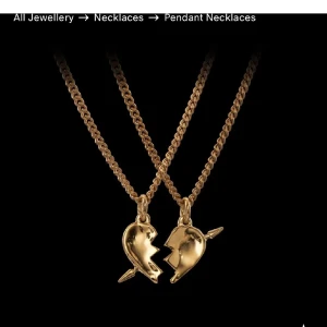 Maria Nilsdotter halsband  - Maria Nilsdotter You & me necklace, i längd 45!💕 Den är i guld färgen, men som man ser på bilderna har färgen försvunnit lite (därav priset) ❤️guld färgen har dock släppt och ser mer ut som silver numera!