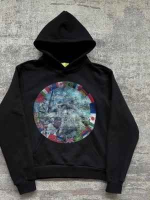 Hoodie - Säljer nu en svart hoodie, i helt ny skick!