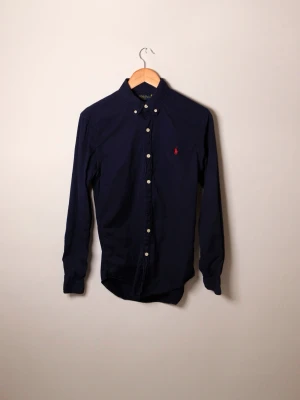 Ralph lauren skjorta - Ralph lauren skjorta, Storlek XS, Slimfit, Skick 8/10.  Hojta till vid frågor eller funderingar så bemöter vi dig snabbt och professionellt   /Team Trovata 💛 