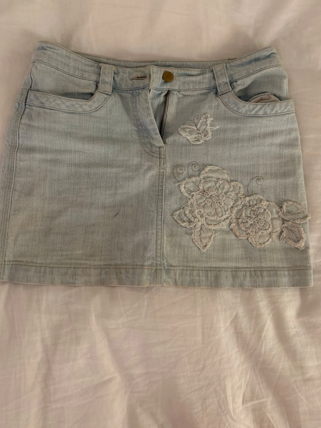 Ljusblå jeanskjol med broderi - 2