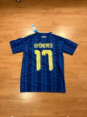 Sverige VM-Tröja ”Gyökeres #17” - Sveriges VM Bortaställ med GYÖKERES #17 på ryggen, storlek S och perfekt nu inför sommarens Fotbolls-VM  Hör gärna av er vid frågor eller bud 🤝🇸🇪