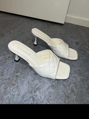 Vita quiltade slip-in pumps - Jätte fina klackar, höger sko har en liten rosa fläck men går säkert bort om man försöker!