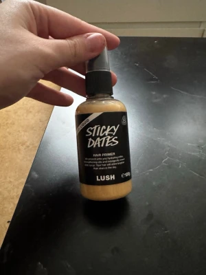 Hår primer - Hår primer från lush i doften sticky dates, 100 g. Den är bara testad 1 gång!
