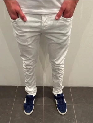Dondup George strl 32 - Schyssta Dondups, strl 32, , nypris runt 4000. Skick 9/10, perfekta till sommaren