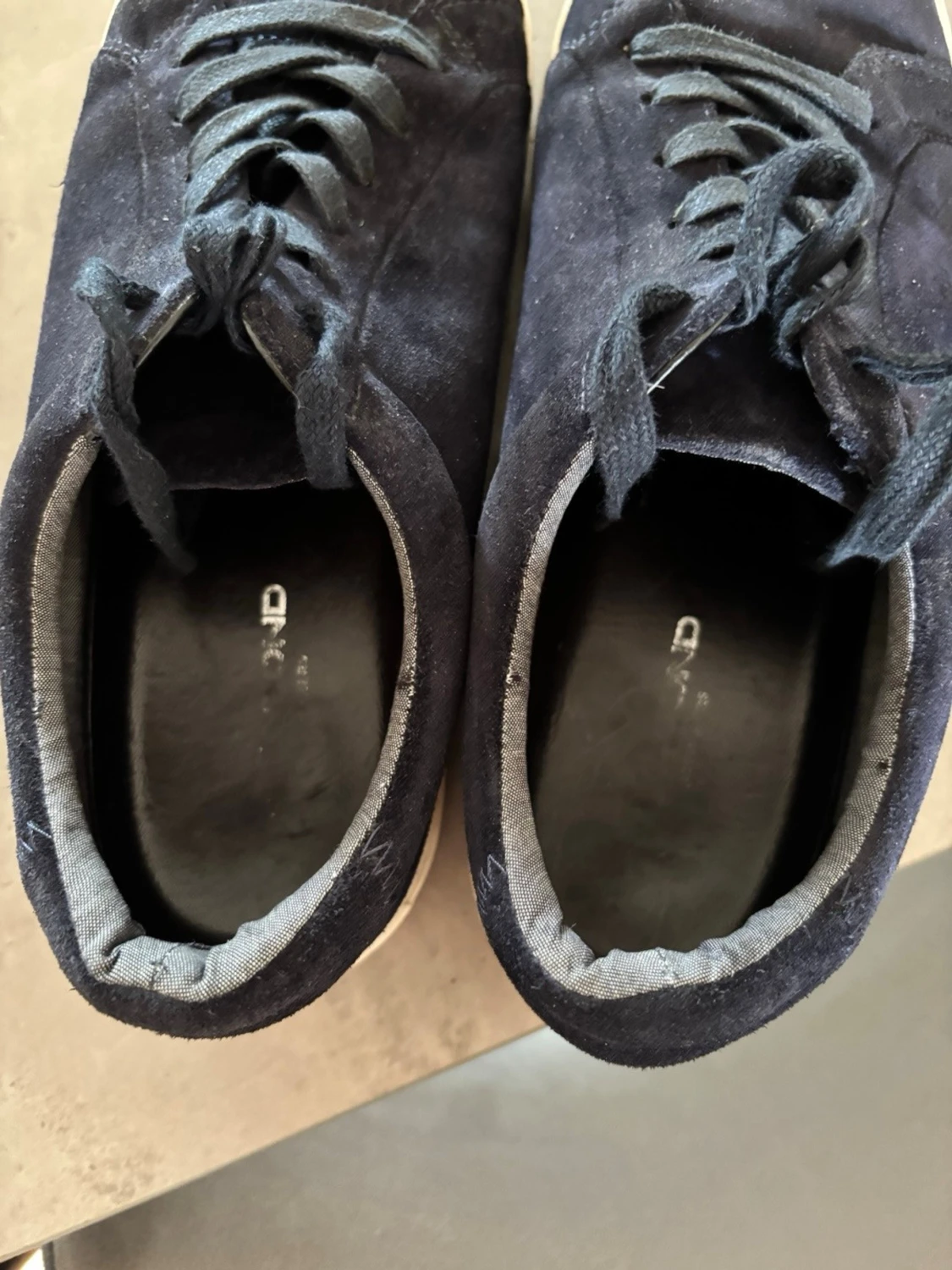 Svarta mockasneakers med vit sula - 4