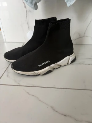 Speed trainer skor - Skorna är använda och därför så billiga. Det finns även en ny inläggssula i skon. Går att byta skorna mot något.