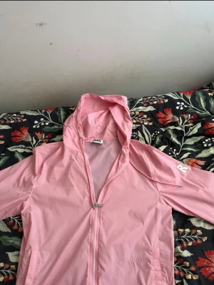 Rosa risky windbreaker - Rosa windbreaker från risky