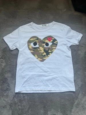 Comme des cargons t shirt, cdg t shirt - En väldigt fin cdg Tshirt som nästan aldrig är använd. Fick den i födelsedagspresent men tyvärr vart den lite för liten.  -Vit -Stilren till sommaren -Köpt i Sverige -Tvättad en gång enligt skötselråd Skriv i pm för mer info!😊