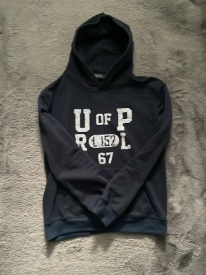 Ralph Lauren Hoodie - Säljer min mörkblåa hoodie från Ralph Lauren, riktigt snygg enligt mig och säkert flera andra | Den ör både väldigt skön att ha på sig och väldigt snygg också | Säljer den endast pågrund utav att den blev för liten för mig, vilket jag tycker är jättesynd för jag gillade verkligen denna 🙌🤝