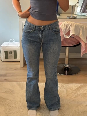 Brandy Melville Blå bootcut jeans  - Jeans från Brandy Melville, därav one size, skulle säga att de är som storlek 36