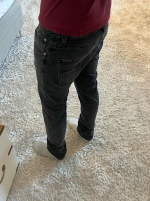 Nudie jeans Grim Tim - Nudie Jeans | skick 9/10 | Storlek 31/34 | Pris - 599kr | Modellen är ca 181cm lång | Hör av dig vid minsta fråga eller fundering!!