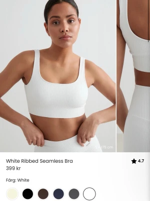 Vit ribbad sport bh - Vit ribbad bh med breda axelband och sömlös design. Bh:n har en sportig look med fyrkantig ringning och är tillverkad i ett stretchigt material som ger en bekväm passform. Perfekt för dig som gillar enkel och stilren underkläder. Använd fåtal gånger väldigt bra slick från aim’n Kan mötas upp i Stockhom också.