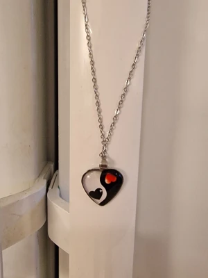Halsband hjärtan - Halsband hjärtan ink kedja. Glasöverdrag. Kedja 45 cm + 5 cm. Berlock 2 cm hög. Bredd 2 cm.