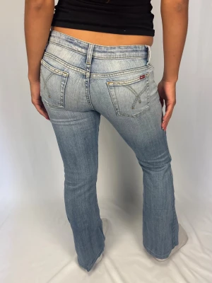 Lågmidjade Jeans - Lågmidjade ljusblå Jeans| Size: 29/32 | Superbra skick, inga defekter | Modellen på bilderna är 168cm lång och väger 60kg | Mått: Ytterbenslängd: 94cm. Midjebredd: 39cm. Lårbredd: 25cm. Fotöppning: 23cm. Kontakta mig vid fler frågor eller funderingar!