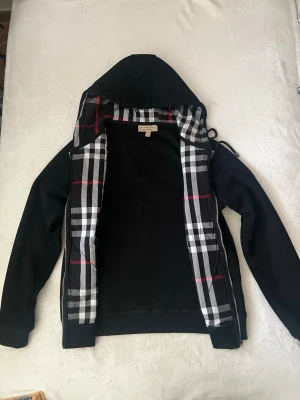 Svart burberry hoodie  - Svart hoodie. Storlek M. Passar perfekt för mig som är 175cm. Pris kan diskuteras! 