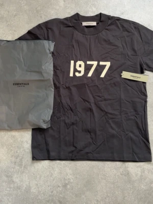  Essentials 1977 T-shirt - Storlek S