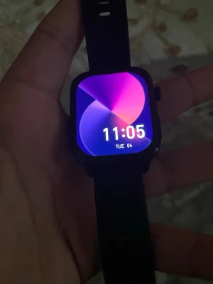 Svart smartklocka med silikonarmband - Snygg svart smartklocka med fyrkantig pekskärm och svart silikonarmband. Klockan har en modern design med en stor färgskärm och sidoknapp. Perfekt för dig som vill ha koll på tiden och använda smarta funktioner direkt på handleden.
