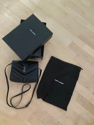 Ysl toy Loulou bag -  Ysl toy Loulou bag i svart! Längd 19, bredd 14 och djup 7. Dustbag skickas med❤️köpt på mytheresa, kan mötas upp i Sthlm 