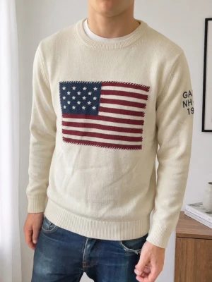 Vit Gant USA tröja - Säljer en sjukt fet tröja från Gant med USA flaggan. Tröjan är i strl S och även sitter som S. Tröjan är även i bra skick och hör gärna av er vid frågor elr funderingar!!
