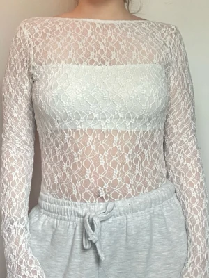 Vit spetsbody med öppen rygg från Bershka  - en superfin vit body i spets med öppen rygg. Har inbyggd bandeau 💕 Stl M men passar S ochså 