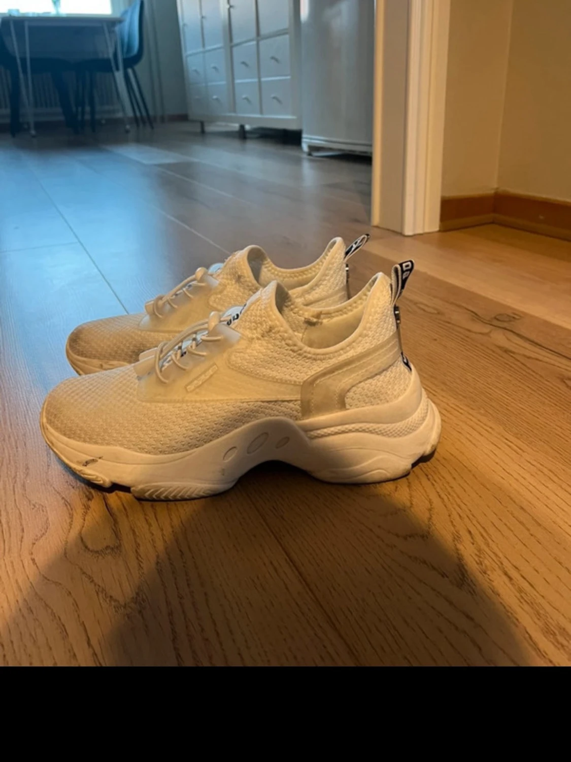 Sneakers  - 2