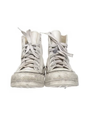 Converse Chuck Taylor All Star Lift High Top i vitt läder 🤍s - Klassiska höga Converse med platåsula (Lift-modell). Tillverkade i läder och superlätta att matcha med jeans, klänning eller oversized kavaj.  Storlek 39.  Använda och har bruksspår enligt bilderna, men fortfarande mycket snygga och med mycket användning kvar. Perfekta om du gillar den lite avslappnade, välanvända Converse-looken.  Nypris betydligt högre.  Skickas snabbt 📦