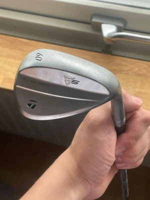 TaylorMade MG5 60° wedge - Säljer en TaylorMade MG5 wedge med 60 graders loft och SB-10 slipning. Aldrig andvänd helt ny, nypris 2500. Vid snabbaffär är pris diskutabelt. 