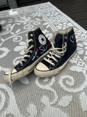 Converse All Star - Svarta Converse All Star high tops 2021 Valentines collection i storlek 39❣️Använda men i gott skick, går säkert att tvätta upp
