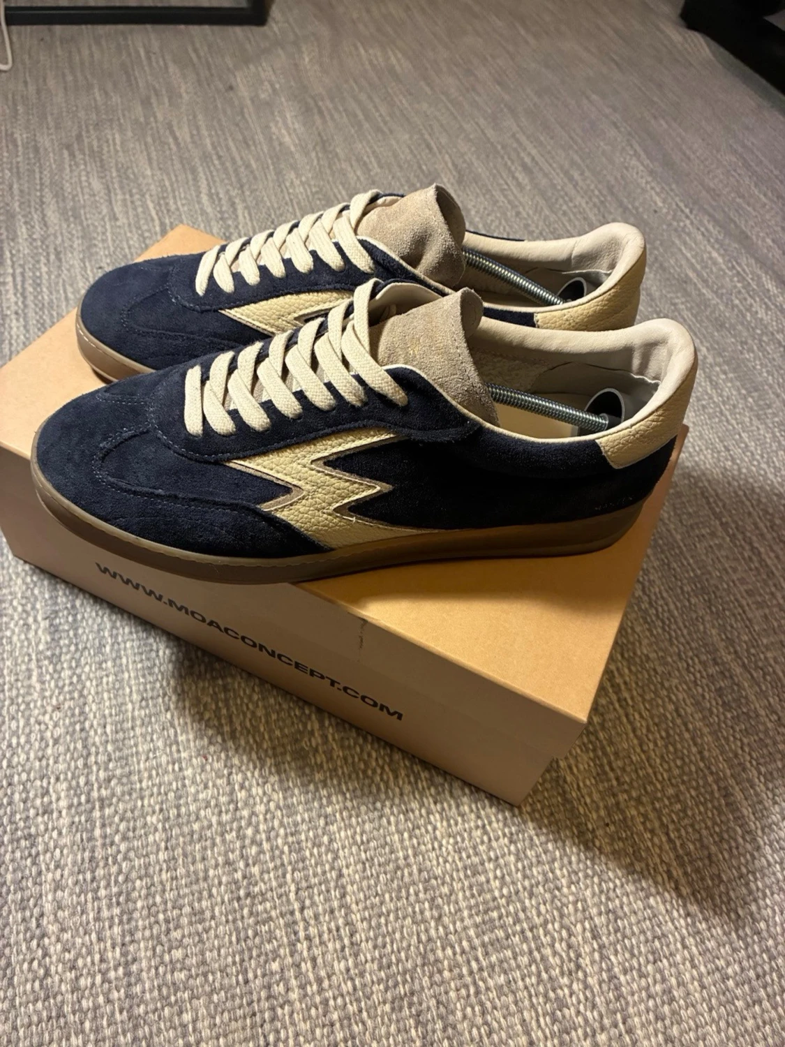 Mörkblå sneakers från MDA Concept