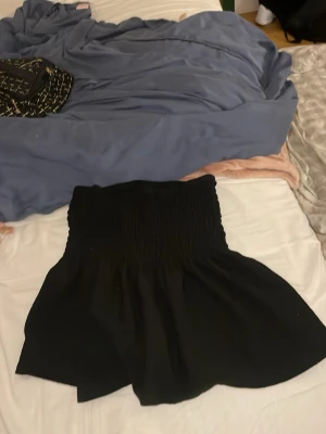 Fin ofsholder tröja!(Funkar även som kjol)❣️ -  Den är väldigt stretchig och skön, och är i fint skick. Knappt använd!❣️🥰 